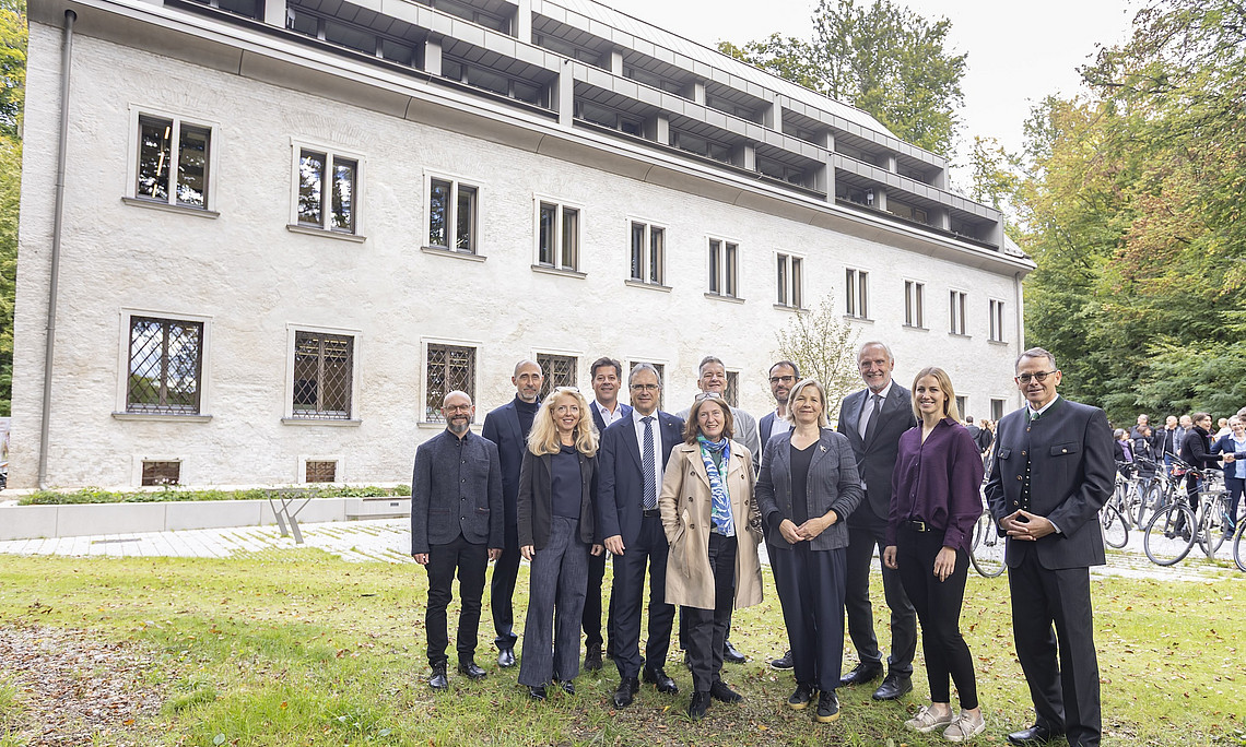Gruppe von Personen vor einem alten Gebäude