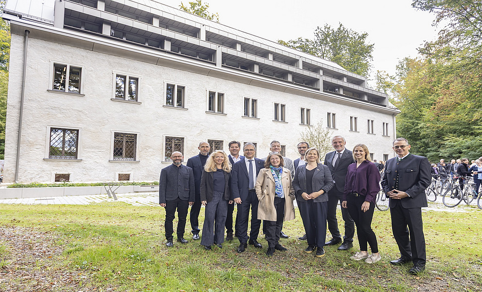 Gruppe von Personen vor einem alten Gebäude