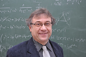 Der Teilchen-Physiker Reinhard Alkofer forscht an den Grundlagen der Materien