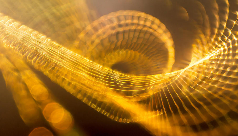 Wellen in gelber Farbe ©KI-generiert/firefly