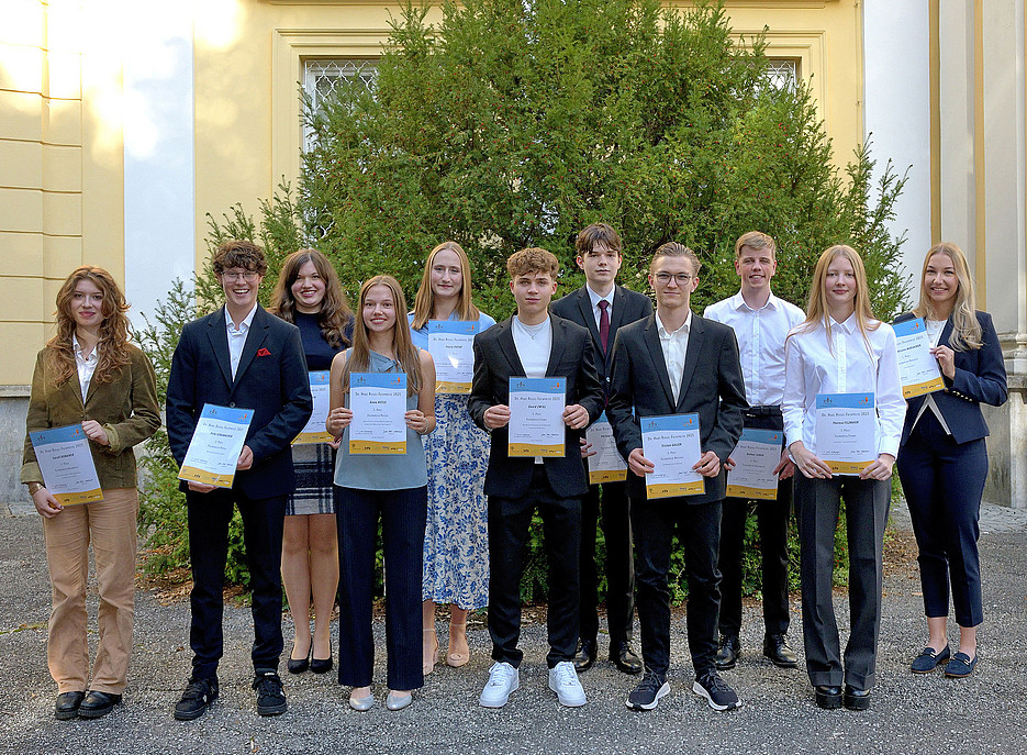 Gruppenfoto mit den Gewinner:innen der Dr. Hans Riegel-Fachpreise nach der Verleihung im Garten des Meerscheinschlössls ©Uni Graz / Pichler