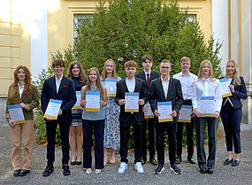 Group photo with the winners of the "Dr. Hans Riegel-Fachpreise" after the award ceremony in the garden of the Meerscheinschlössl