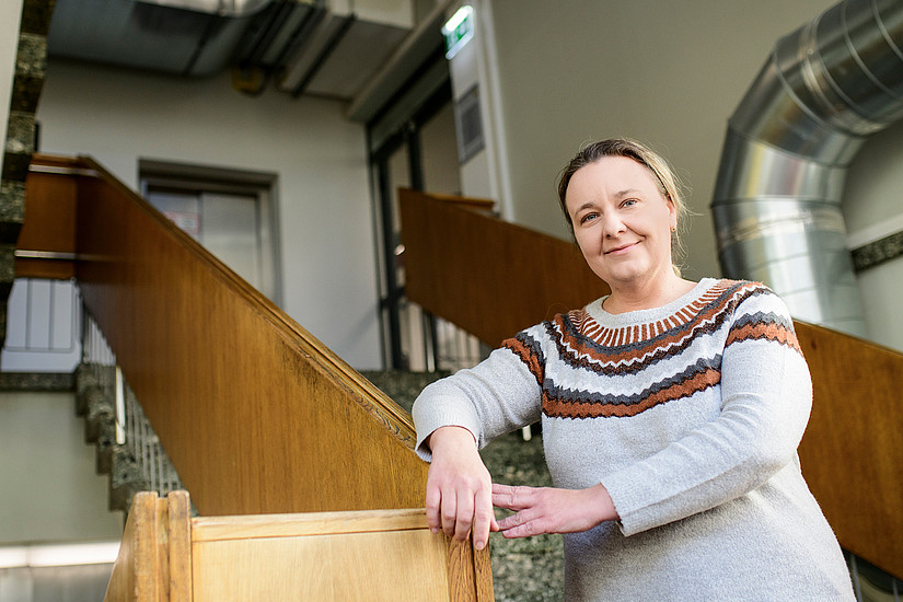 Katalin Barta Weissert im Stiegenhaus des Chemie-Instituts