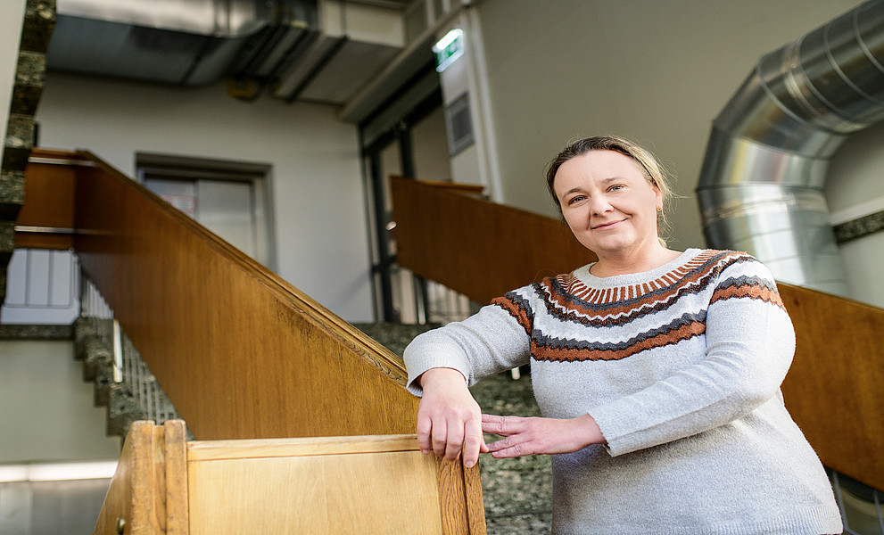 Katalin Barta Weissert im Stiegenhaus des Chemie-Instituts