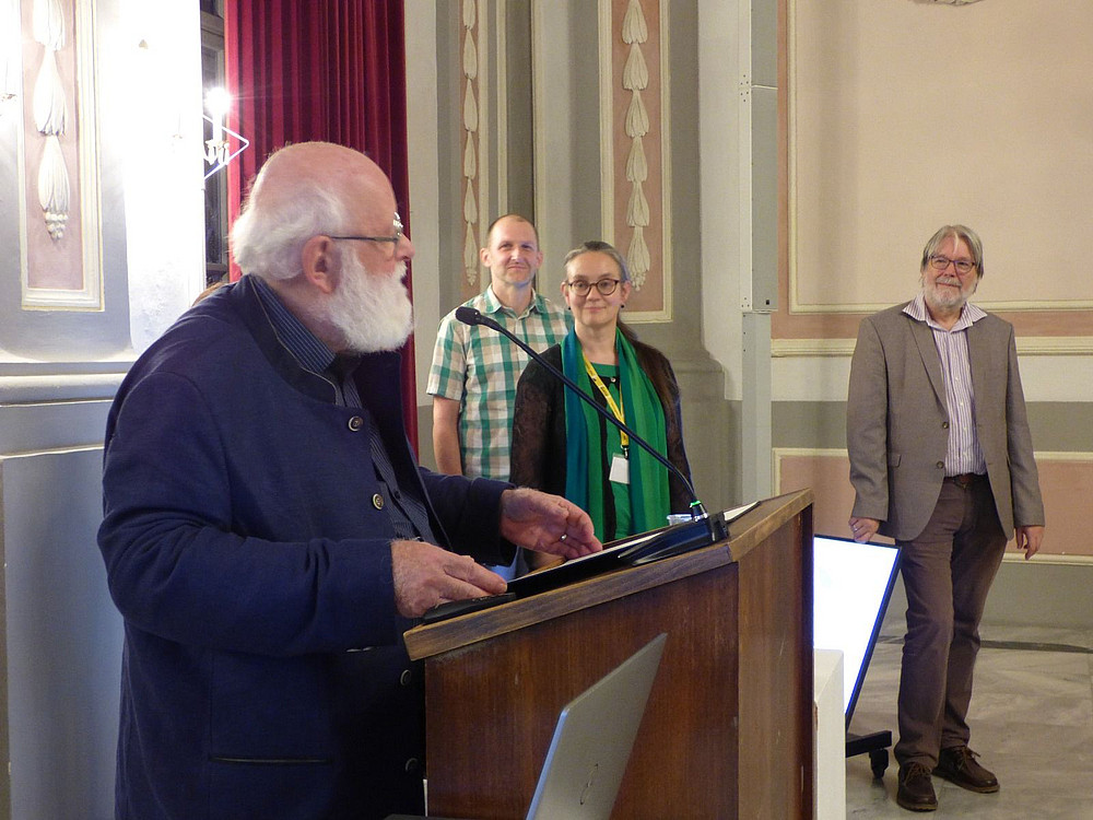 Foto der Preisverleihung/Laudatio © Mag. Luitgard Galter