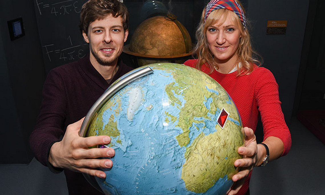 Die Doktoratsstudierenden Matthias Damert und Katharina Schröer laden zur Ausstellung „KliMacht|CliMatters“ ein. Foto: Uni Graz/Tzivanopoulos. 