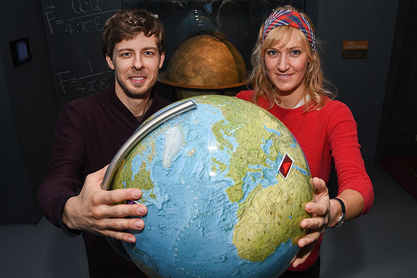 Die Doktoratsstudierenden Matthias Damert und Katharina Schröer haben an der Konzeption der Ausstellung mitgewirkt. Foto: Uni Graz/Tzivanopoulos