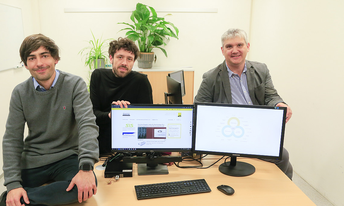 Rupert Baumgartner (r.), head of the Christian Doppler Laboratory for Sustainable Product Management in a Circular Economy, with his team members Josef Schöggl and Lukas Stumpf (f.l.t.r.). Photo: Uni Graz/Tzivanopoulos