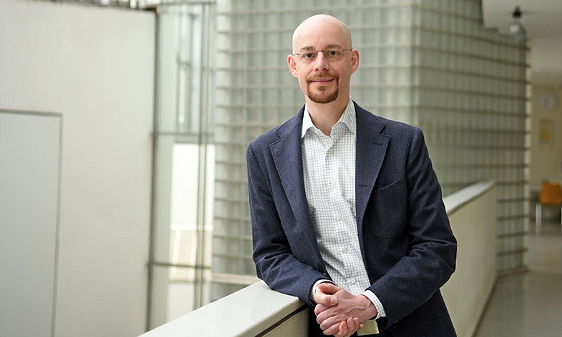 Aus dem Minimum von Funktionen holt er das Maximum heraus: Christian Clason ist Professor für Mathematische Optimierung an der Universität Graz. Foto: Uni Graz/Eklaude