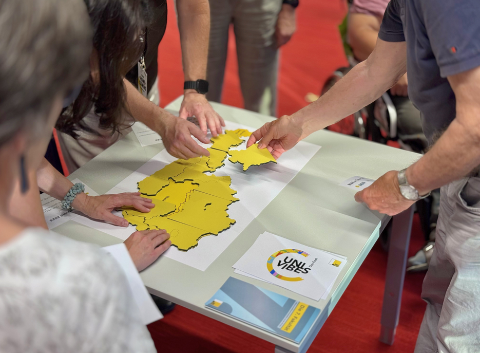 Besucher:innen beim Bundesländerpuzzle | Foto: Uni Graz/Plattner 