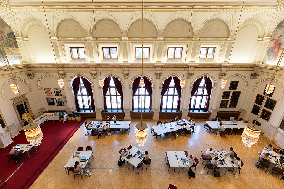 Aula mit Tischen zum Lernen
