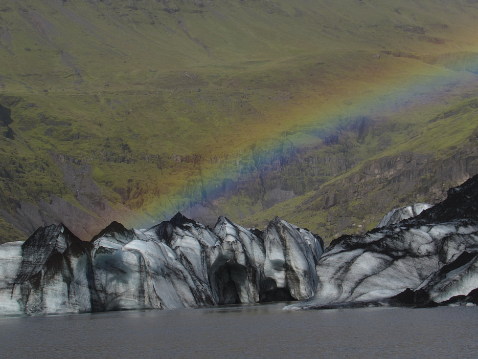Regenbogen über einer Landschaftaufnahme ©Global Diary | Annika Gruber