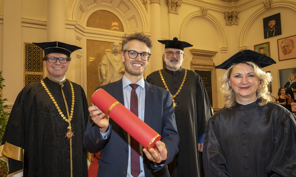 Rektor Martin Polaschek, sub-auspiciis-Promovend Gabriel Hofer-Ranz, Michael Walter, Dekan der Geisteswissenschaftlichen Fakultät, und Margit Reitbauer, Studiendekanin der Geisteswissenschaftlichen Fakultät (v.l.). Foto: Uni Graz/Lunghammer. 