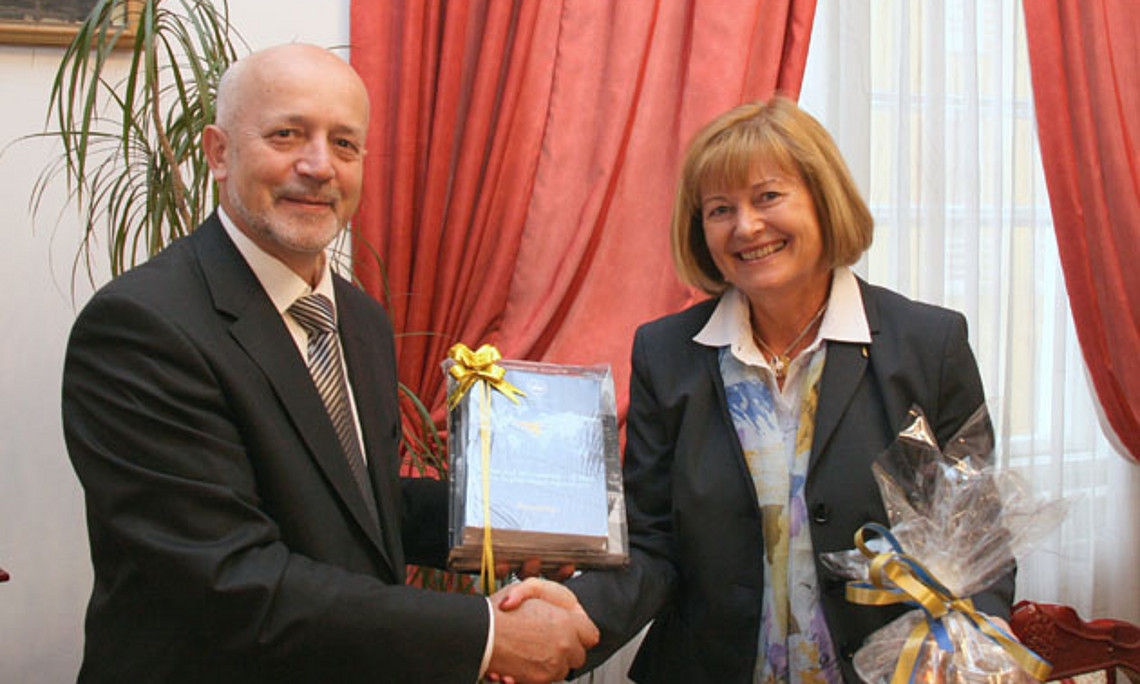 Rektorin Christa Neuper und Sarajevo-Rektor Faruk Caklovica