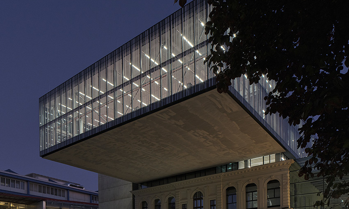 Bibliothek bei Nacht