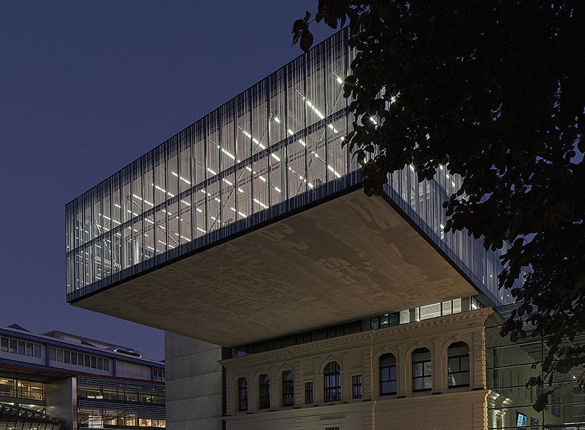 Bibliothek bei Nacht ©(c) Schreyer, David