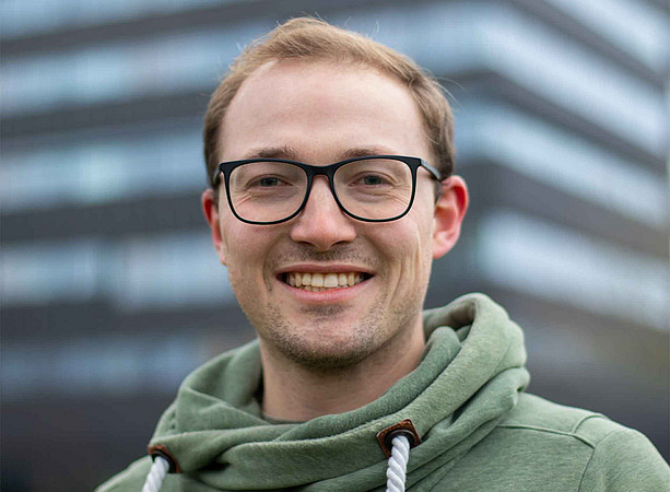 Ein junger Mann mit Brille 