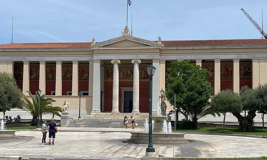 Darauf ist das Gebäude, in welchem die Universität Athen untergebracht ist, zu sehen