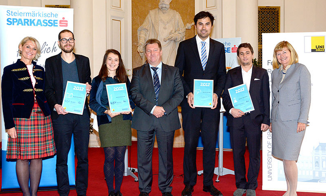 V.l.: Universitätsrätin Regina Friedrich, Felix Hausleitner, Hannah Hennighausen, Manfred Wehr, Mitglied des Vorstands der Steiermärkischen Verwaltungssparkasse, Fabian Müller, Martin Waditzer und Rektorin Christa Neuper. Foto: Uni Graz/cp-pictures