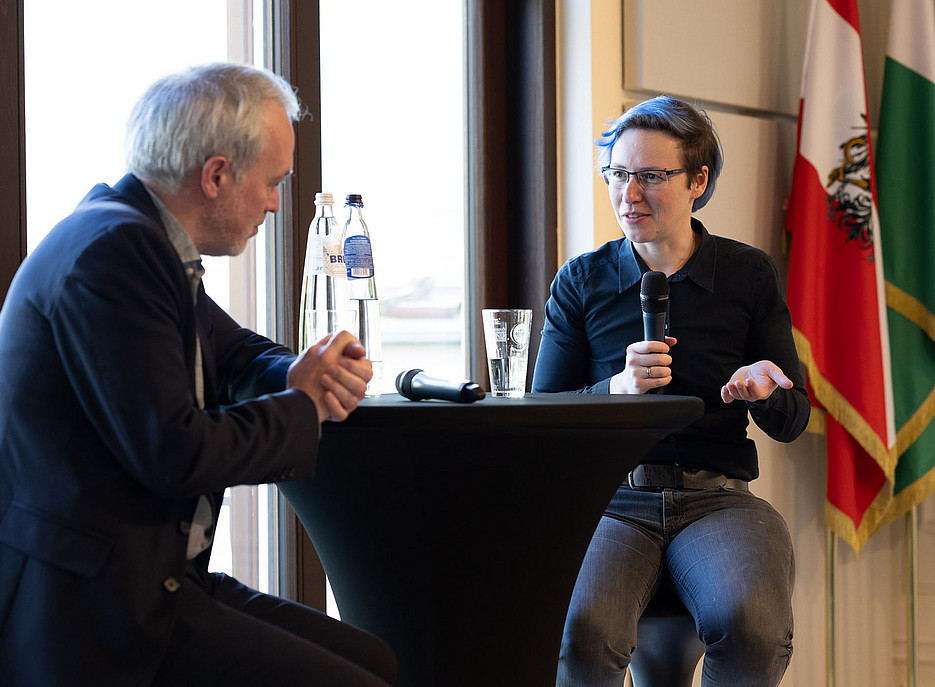 Jana Lasser im Gespräch mit Werner Dengg ©© Simon Blackley 2026