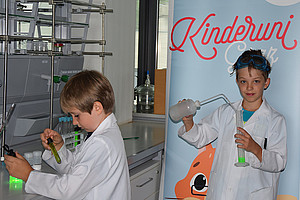 Experimente im Chemielabor der Uni Graz begeisterten die Nachwuchs-Studierenden. Foto: KinderUniGraz