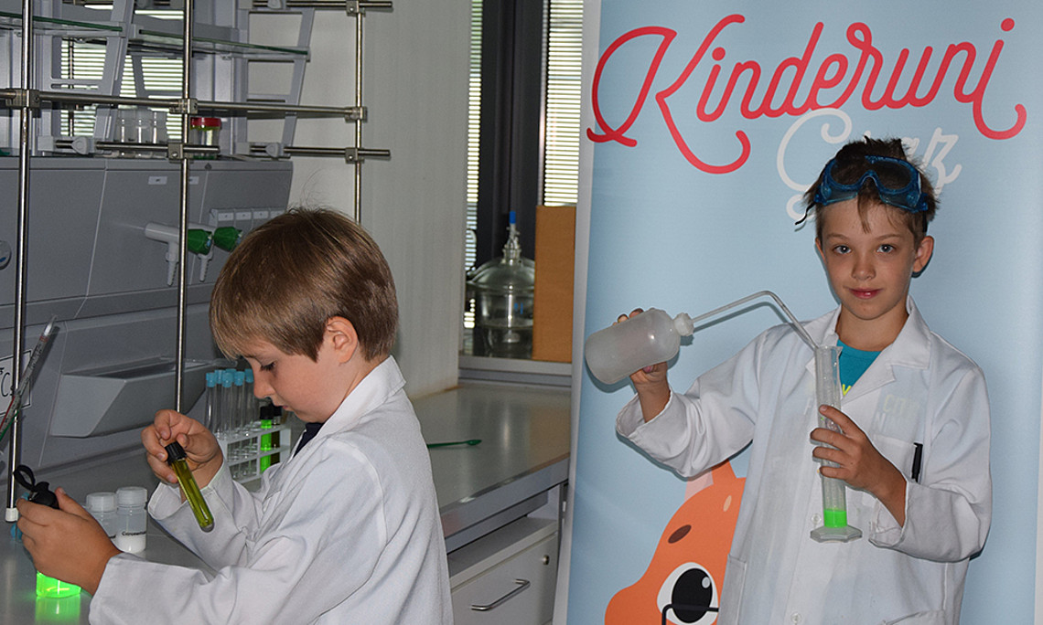 Experimente im Chemielabor der Uni Graz begeisterten die Nachwuchs-Studierenden. Foto: KinderUniGraz