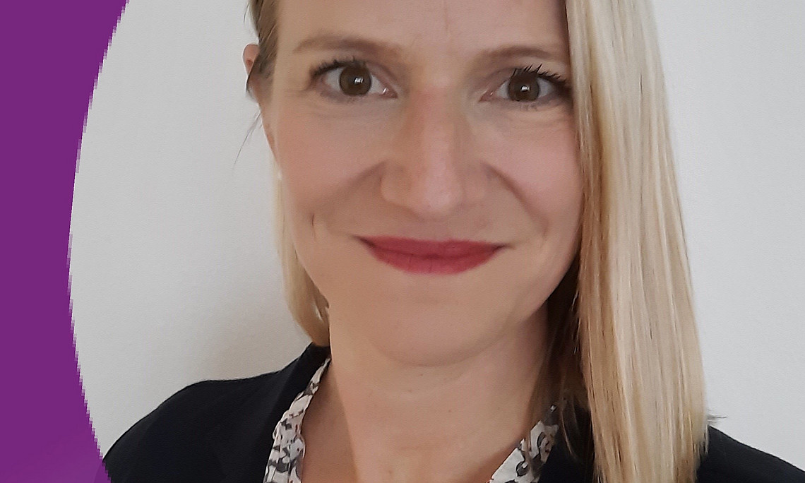 Christina Höllerl lebt und arbeitet in der Schweiz.