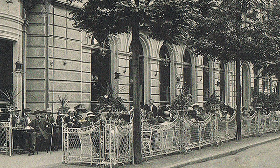 Das Café „Kaiserhof“ an der Ecke Kaiserfeldgasse/Eisernes Tor (1896-2004) besaß einen der größten Gastgärten der Innenstadt. Palmentöpfe und schmiedeeiserne Einzäunungen waren typische Versatzstücke, ebenso wie Spiegel, Gemälde, Wandvertäfel