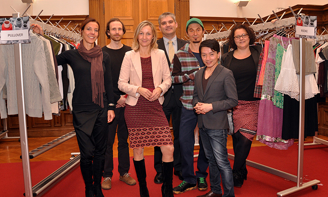Nachhaltig in Mode: „Göttin des Glücks“ Hirner, Clean Clothes-Protagonist Adam, Moderatorin Bettina Zajac, Nachhaltigkeitsforscher Baumgartner, Designer Kastner, Modeschöpfer La Hong und 7. fakultät-Koordinatorin Penz (v.l.) Foto: Uni Graz/Schweig
