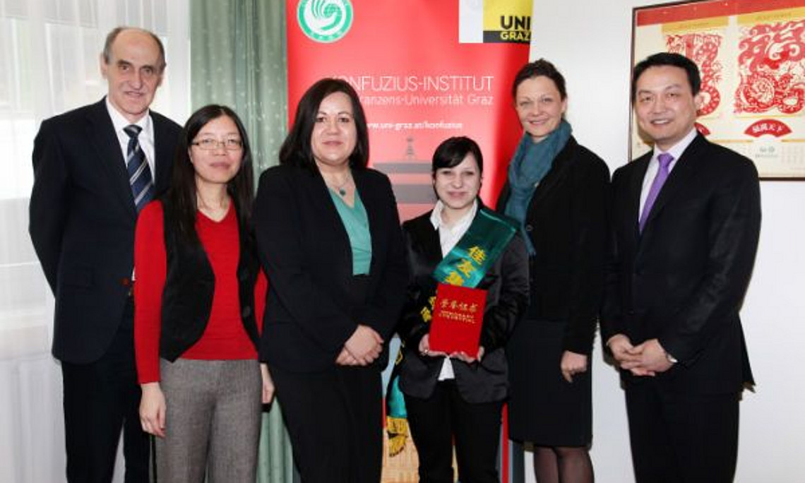 Kooperation der LBS für Tourismus in Bad Gleichenberg mit dem Konfuziusinstitut der Uni Graz: von links BD Mag. Josef Schellnegger, Dr. Wenli Zhang, Vln Astrid Fortmüller BEd, Sandra Siegl, BDStv. Andrea Freismuth, Dr. Wan Jie Chen