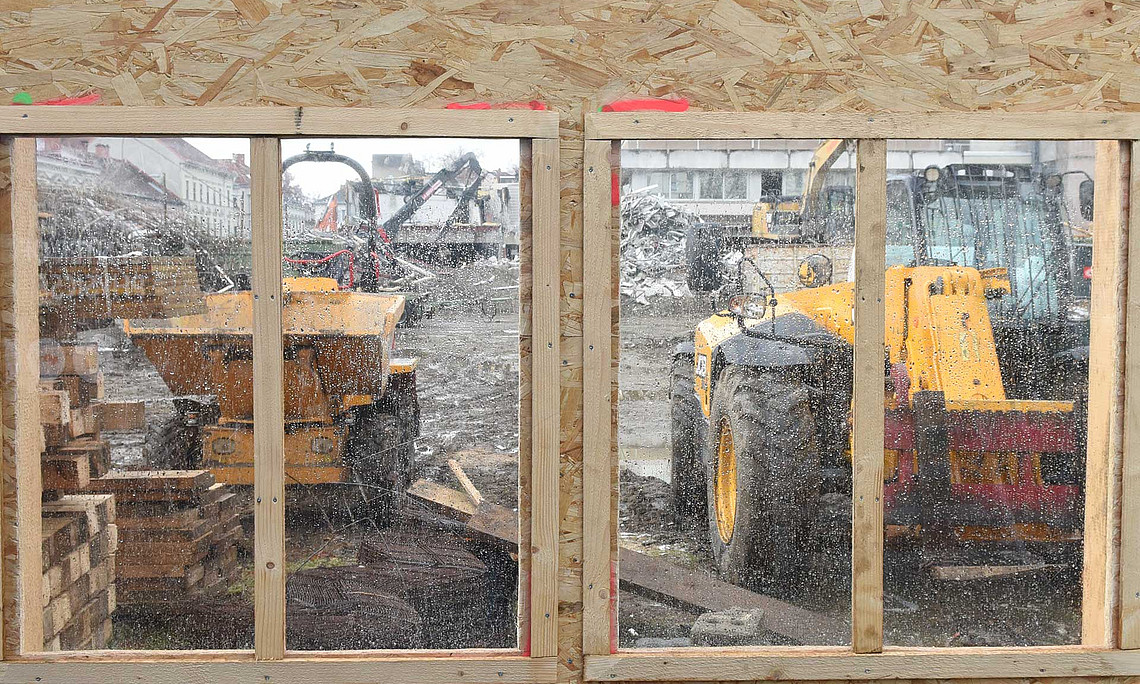 Fenster im Bauzaun