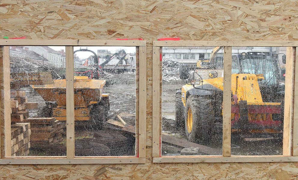 Fenster im Bauzaun