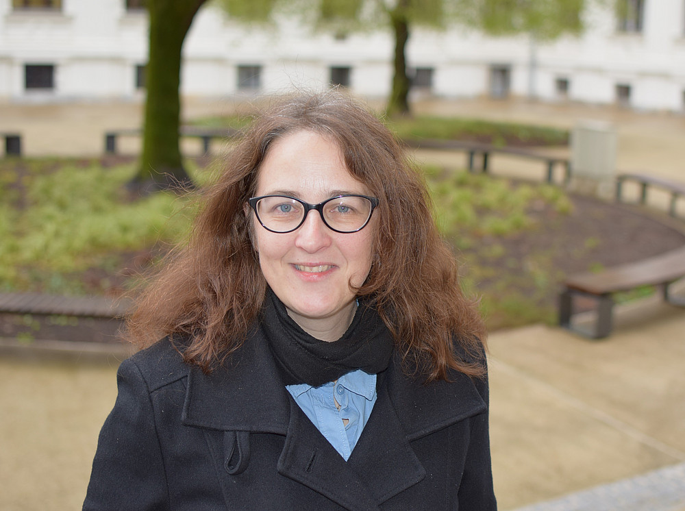 Regina Brunnhofer, Office Managerin am Zentrum für Interdisziplinäre Alterns- und Care-Forschung, im Porträt. ©Uni Graz - Ulrike Freitag