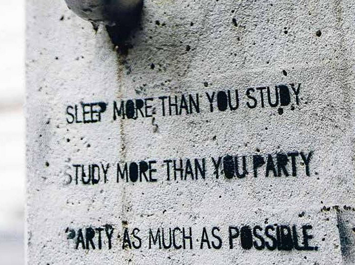 Schwarzes Graffiti auf grauer Wand mit der Aufschrift Sleep more than you study ©Uni Graz/Kanizaj