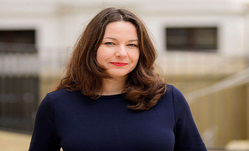 Tanja Skambraks im Innenhof des Hauptgebäudes der Uni Graz