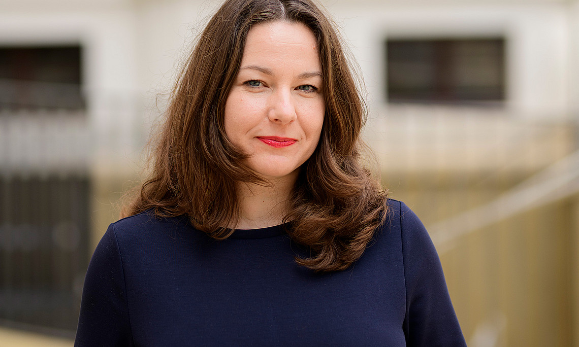 Tanja Skambraks in the inner courtyard of the main building of the University of Graz