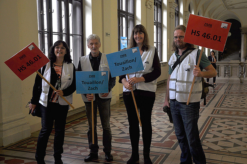 Richtungsweisend: Nach dem Check-In in der Aula wurden die TeilnehmerInnen zu den Hörsälen gelotst. 
