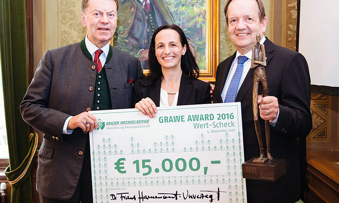 GRAWE-Ehrenpräsident und Juryvorsitzender Franz Harnoncourt-Unverzagt (l.) und GRAWE-Generaldirektor Othmar Ederer überreichten Veronika Proschek den GRAWE Award. Foto: Ralph König
