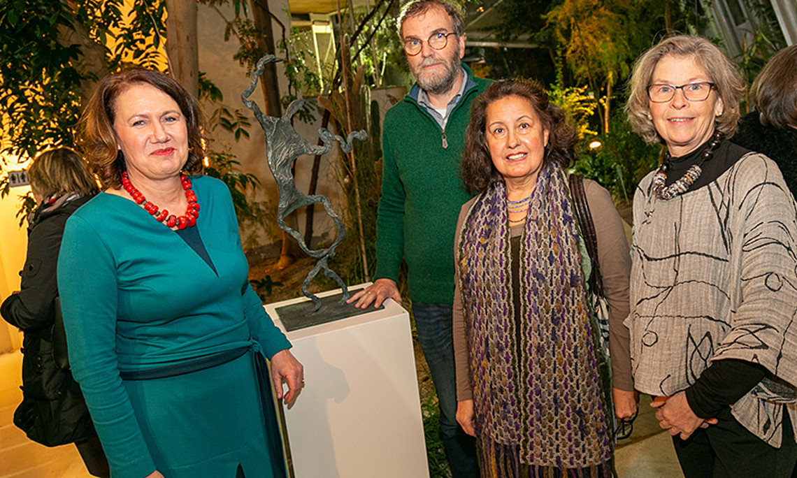 Künstlerin Sabine Pelzmann, Gartenleiter Christian Berg, Kunsthistorikerin Margit Stadlober und Ursula Brosch vom Botanischen Garten (v.l.). Foto: Foto Frankl. 