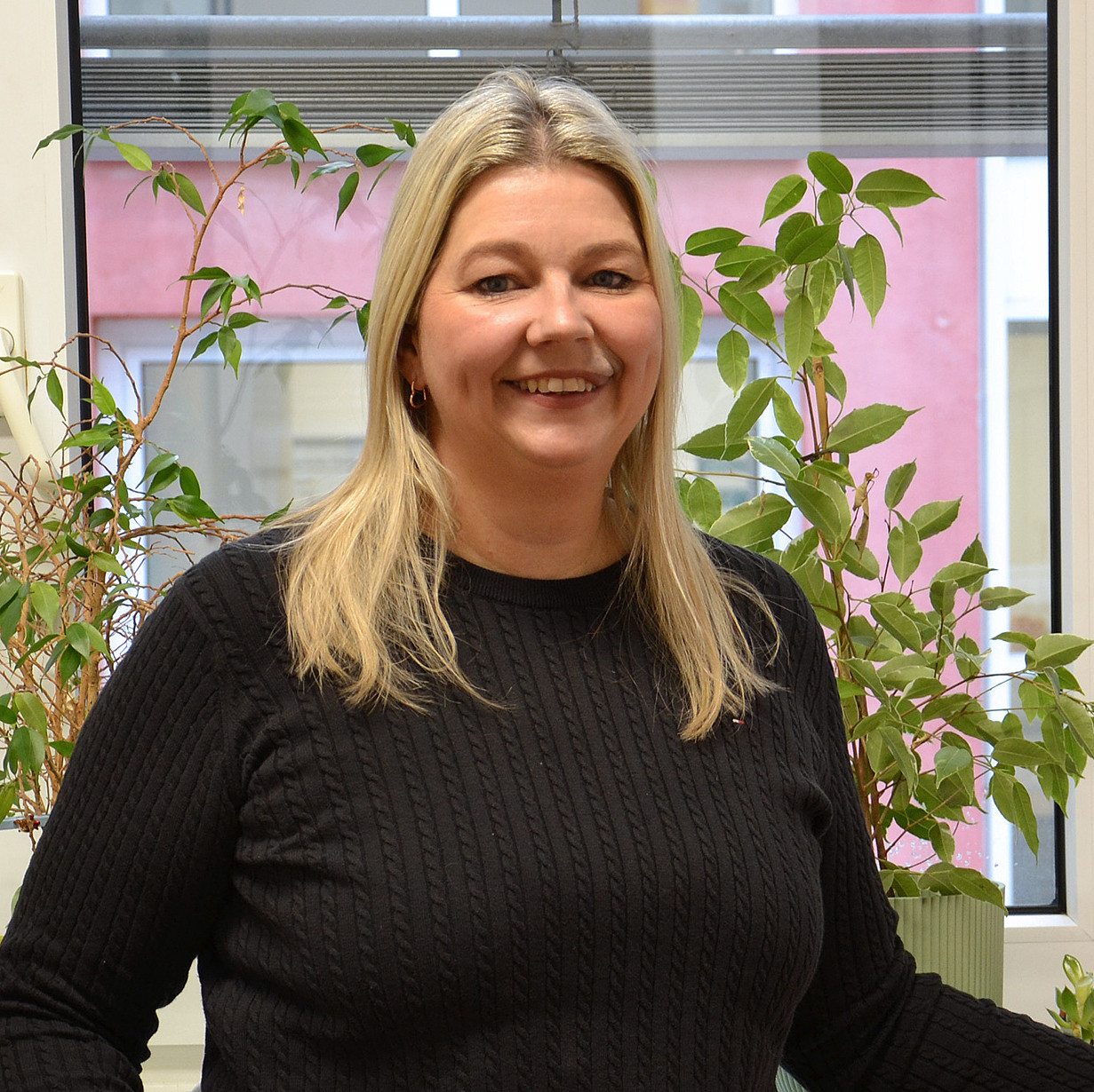 Portrait einer Frau mit langen blonden Haaren