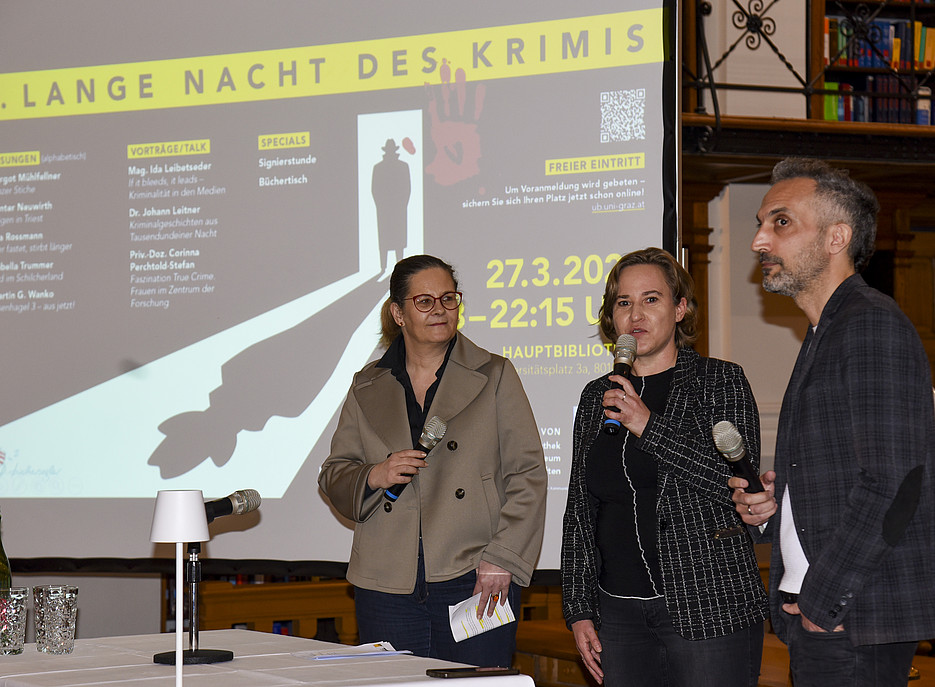 Leiterin Universitätsbibliothek Pamela Stückler, Leiterin Universitätsmuseen Bernadette Biedermann, Kustos und Kurator Hans Gross Kriminalmuseum Stefan Köchel (v. l. n. r.) | Foto: Uni Graz/Schwarz ©Uni Graz/Schwarz