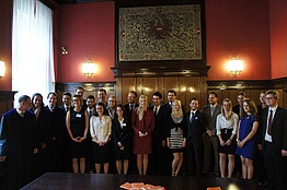 Gruppenbild aller Teams mit Richtersenat und Organisatoren (Photo © Universität Wien / Julian Pehm)