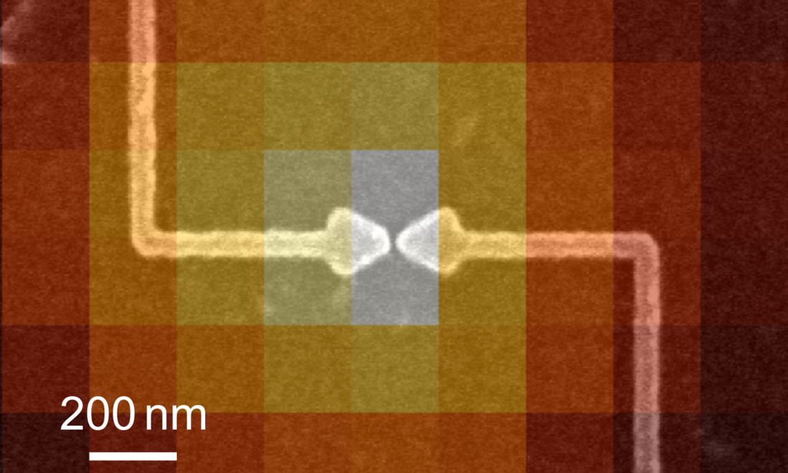 Durch einen fokussierten Laserstrahl generierter Photostrom (färbig) an Quantenpunkten zwischen Nanoelektroden (grau). Bild: Uni Graz / Grimaldi