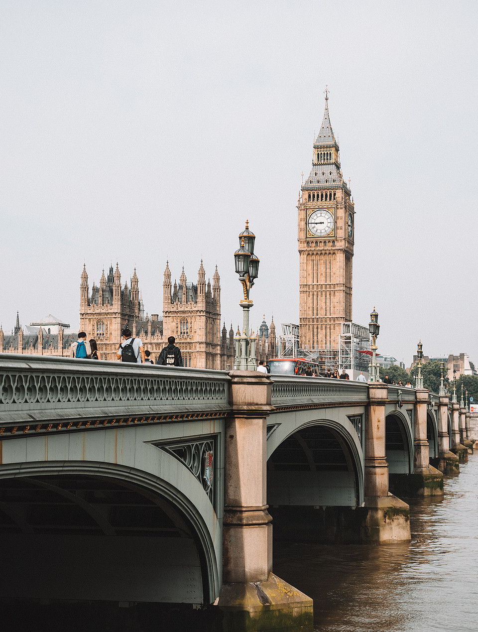 Fotografie der Westminster Bridge in London mit Blick auf den Big Ben unter grauem Himmel.