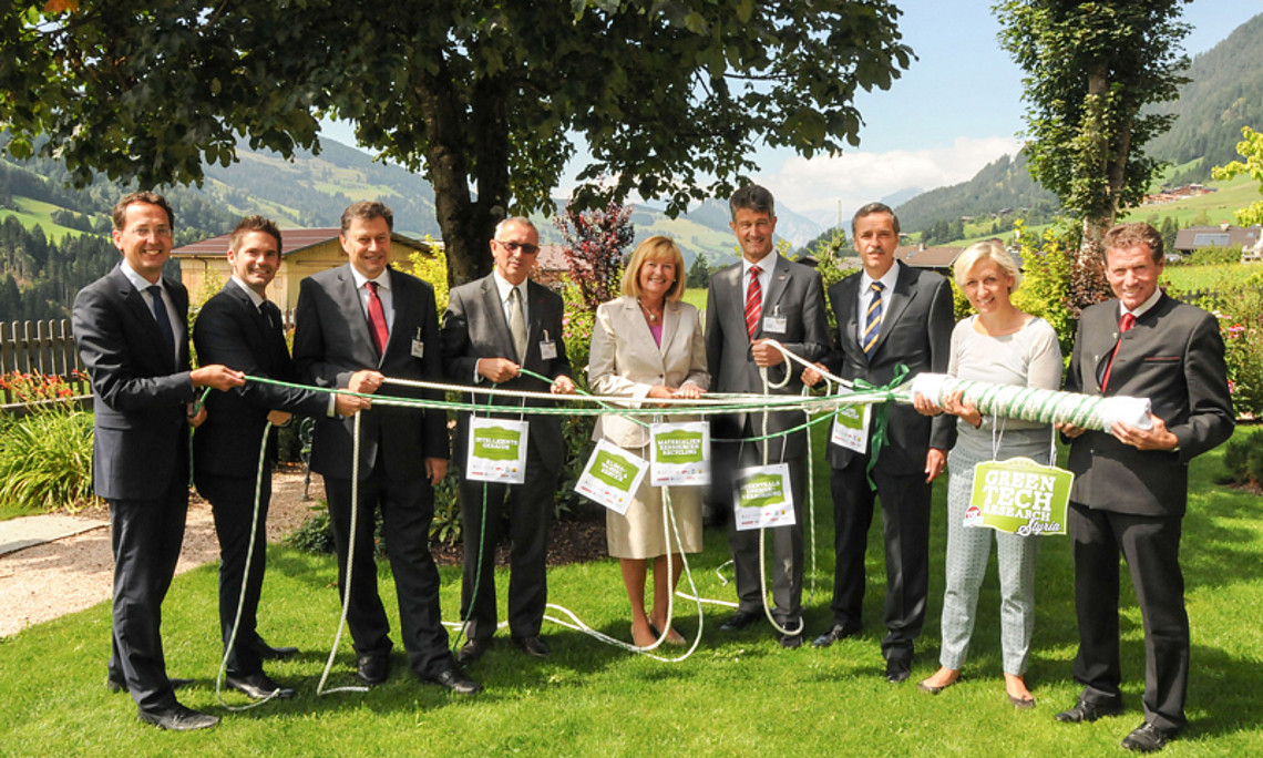 Der Green Tech Research Styria-Forschungsverbund - mit Rektorin Christa Neuper (Mitte) - zieht an einem Innovations-Strang.
