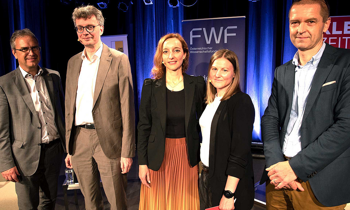 Rektor Peter Riedler, Georg Vogeler, KI-Expertin Ana Simic, Moderatorin Martina Marx und FWF-Präsident Christof Gattringer (v. l.) Foto: Uni Graz/Schweiger 