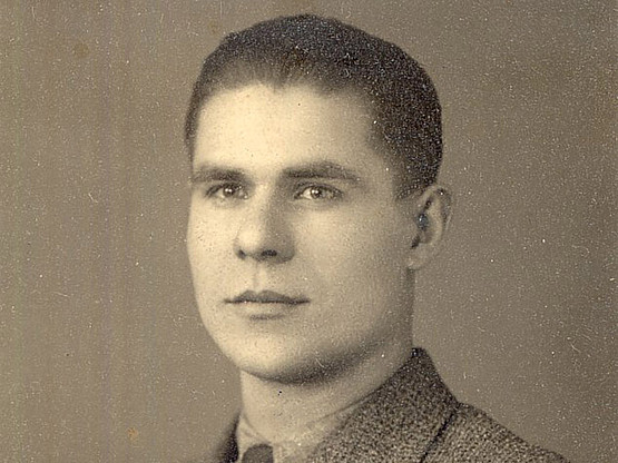 Der gebürtige Russe Ivan Asonov kam 1942 im Alter von 28 Jahren als Zwangsarbeiter nach Graz und überlebte hier einige Lager, bevor nach Kriegsende in die Sowjetunion zurückkehrte. 