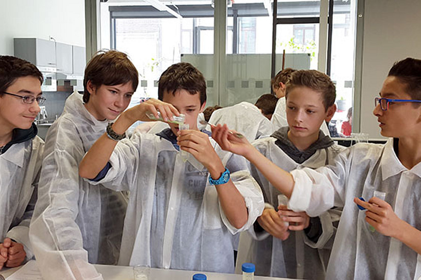 DNA isolieren, pH-Wert bestimmen und vieles mehr: Im Offenen Labor konnten die SchülerInnen tolle Experimente durchführen. Foto: Otto. 