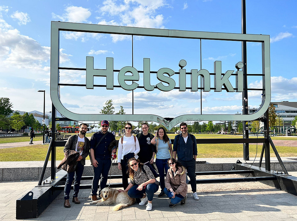 Menschen stehen vor einem Helsinki-Schild ©Annalina Benner