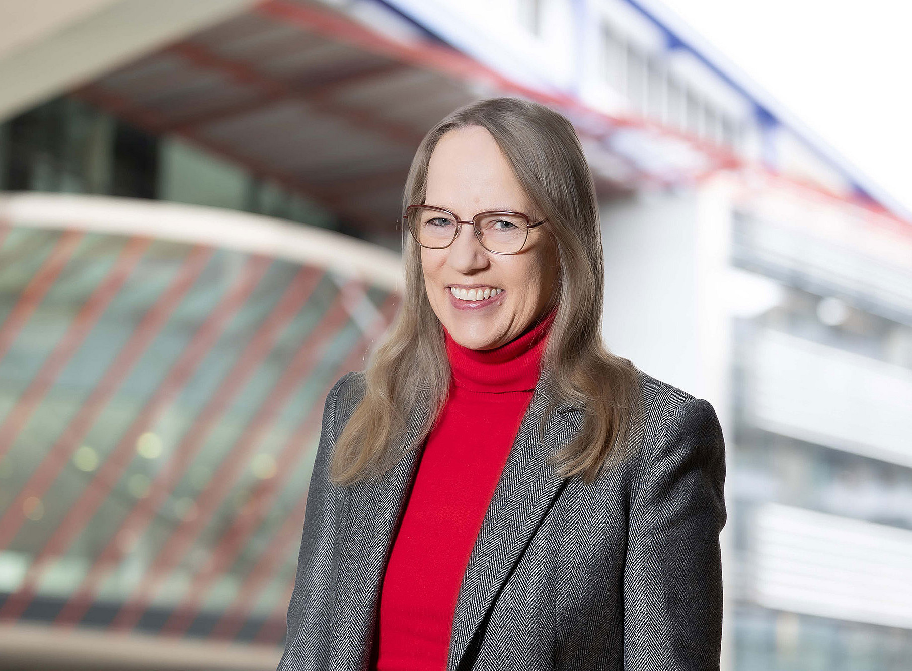 Sociologist Katharina Scherke in front of the RESOWI Center 